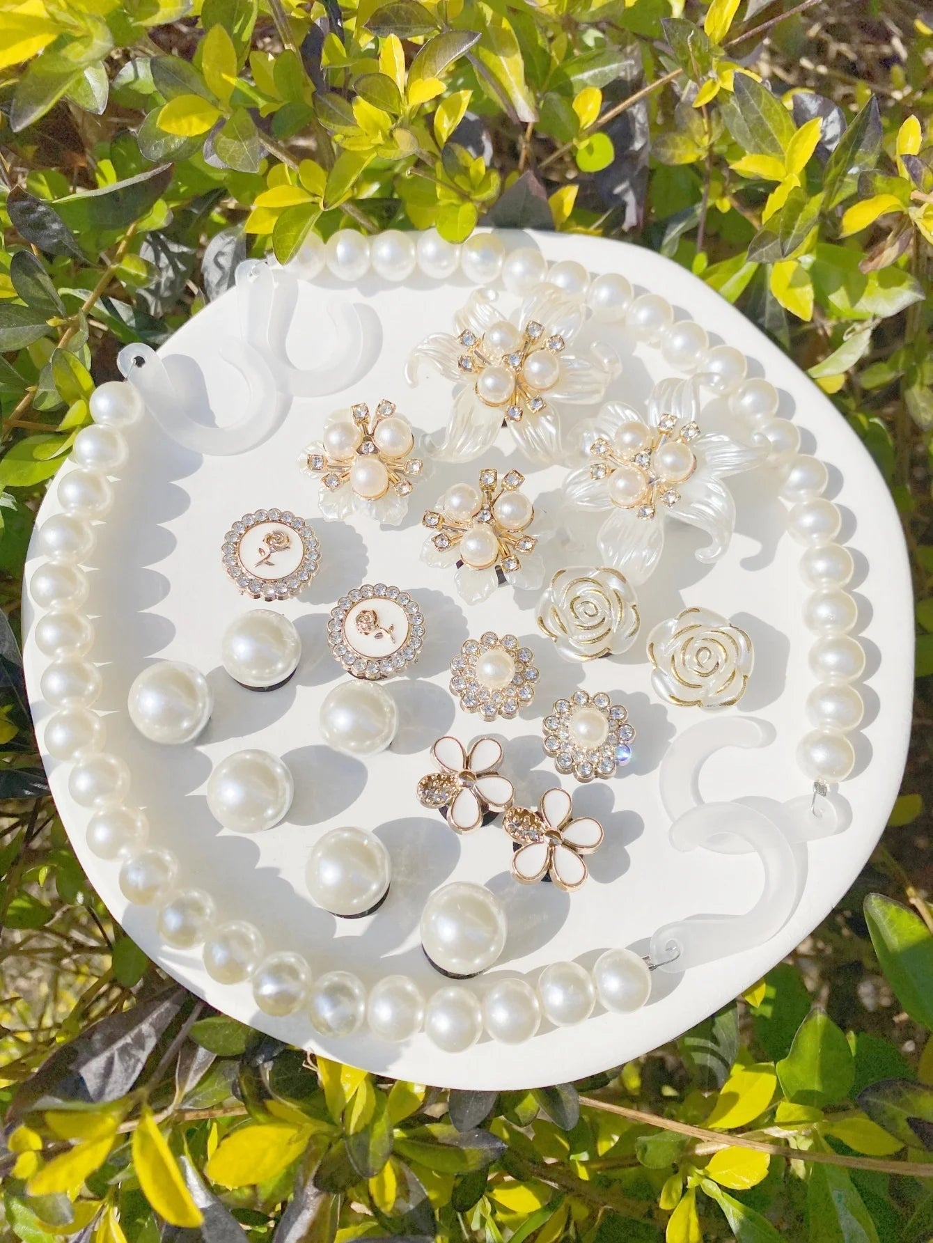 20 white Camellias, pearl chain detachable shoe accessories