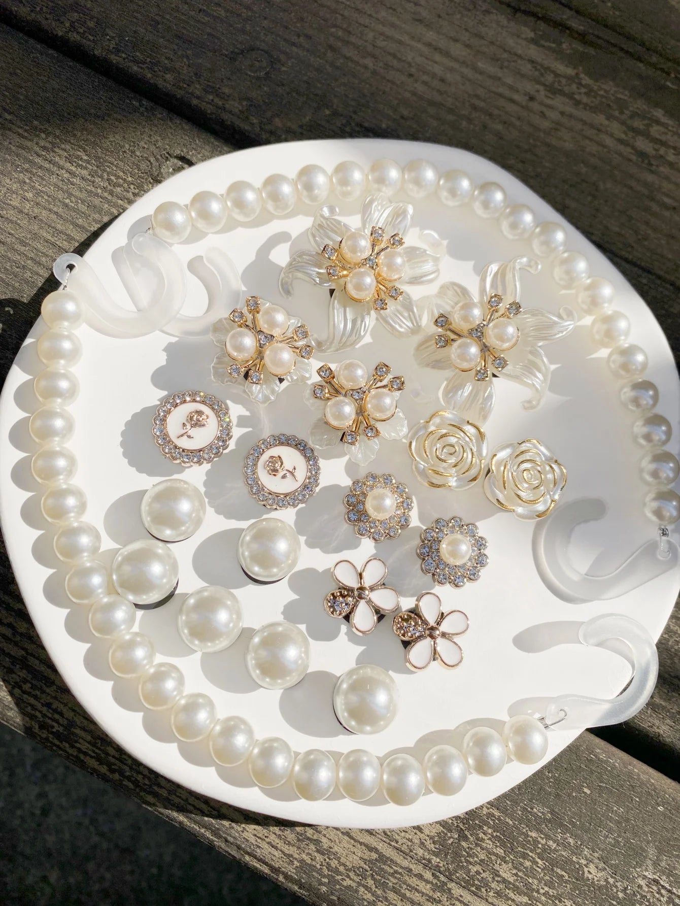 20 white Camellias, pearl chain detachable shoe accessories