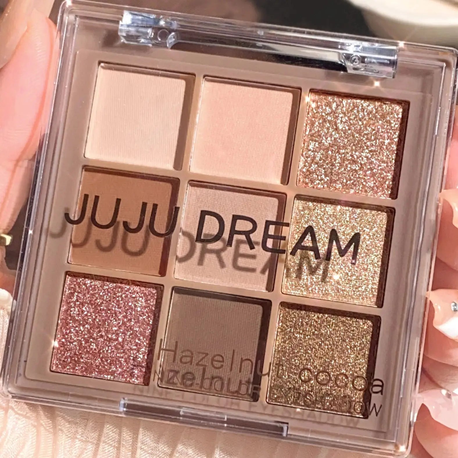Eyeshadow palette - Velvet matte and shimmer effect.