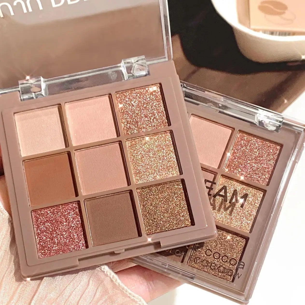 Eyeshadow palette - Velvet matte and shimmer effect.