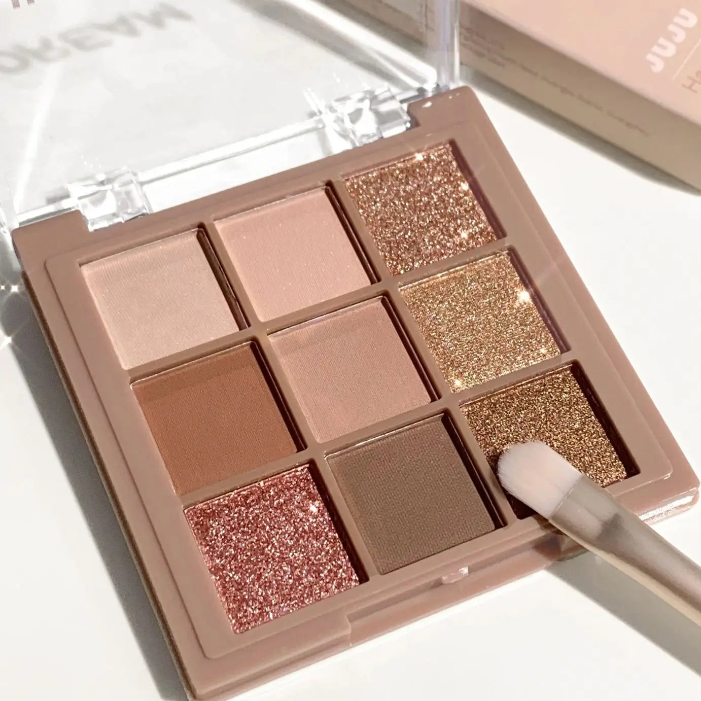 Eyeshadow palette - Velvet matte and shimmer effect.