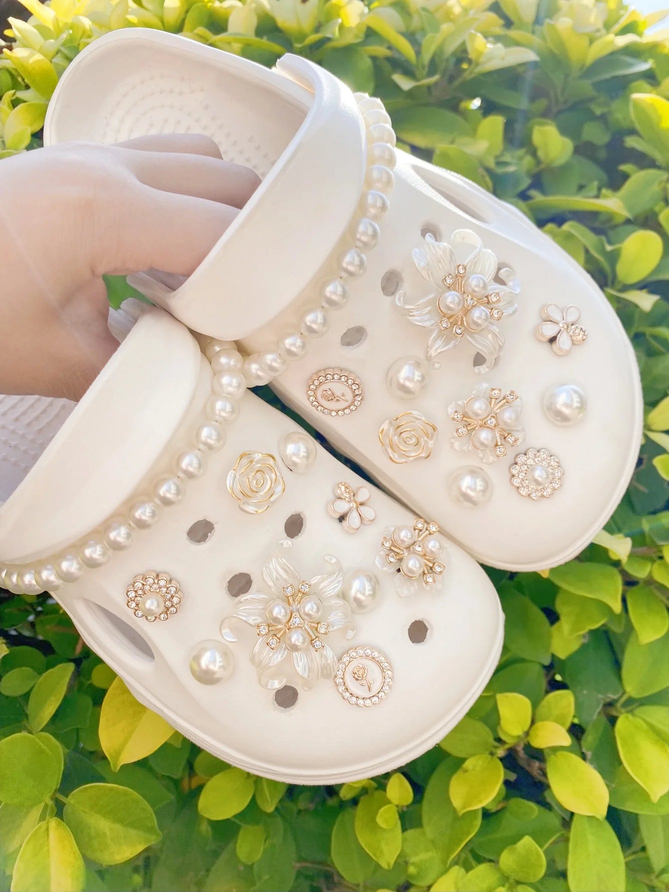 20 white Camellias, pearl chain detachable shoe accessories