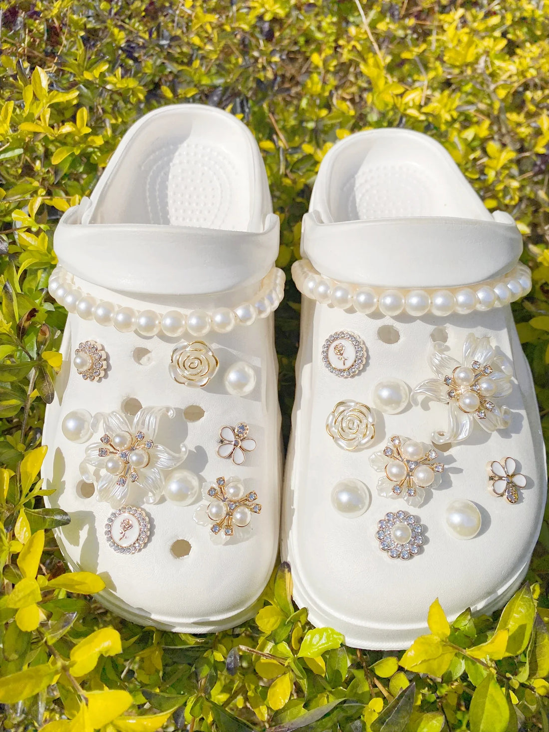 20 white Camellias, pearl chain detachable shoe accessories