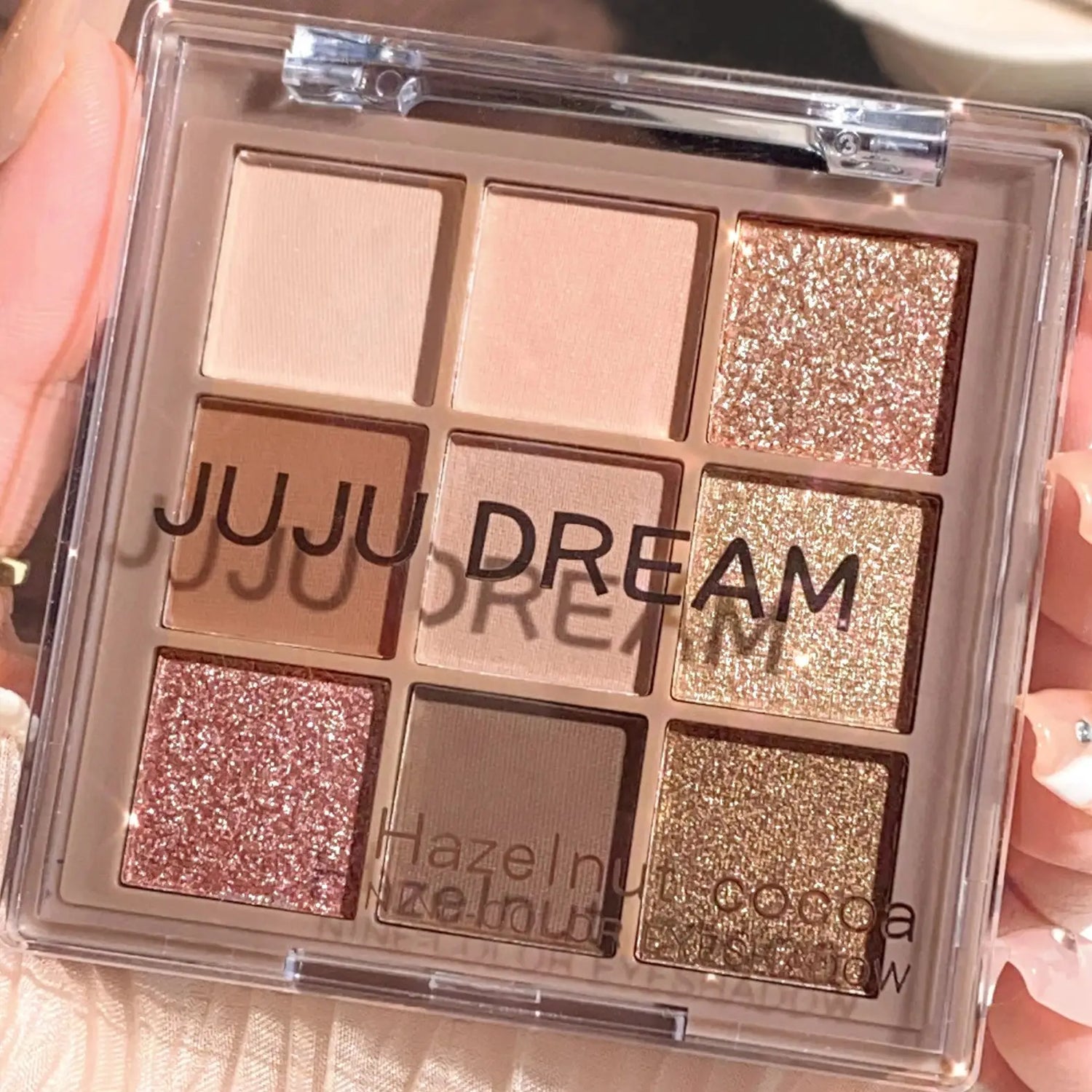 Eyeshadow palette - Velvet matte and shimmer effect.