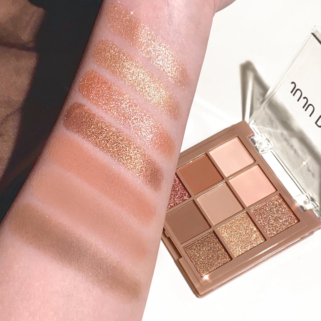 Eyeshadow palette - Velvet matte and shimmer effect.