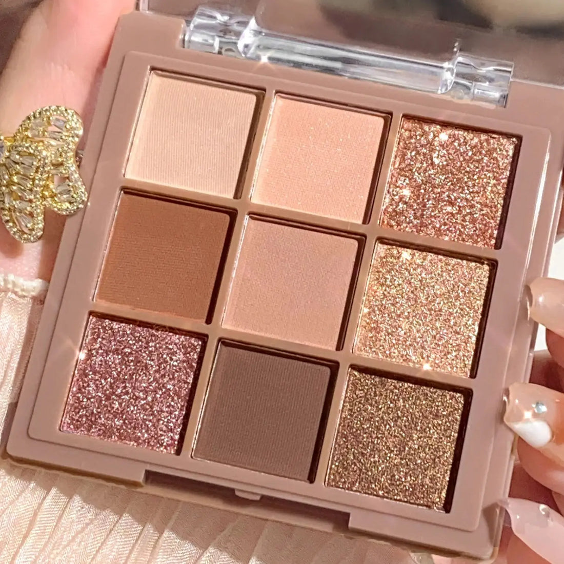 Eyeshadow palette - Velvet matte and shimmer effect.