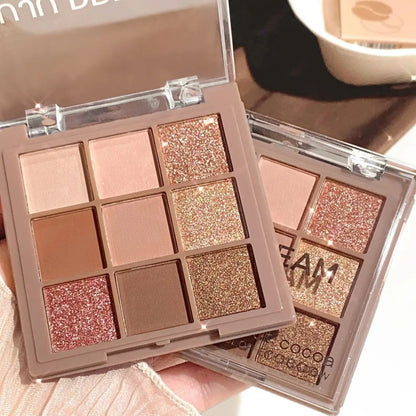 Eyeshadow palette - Velvet matte and shimmer effect.